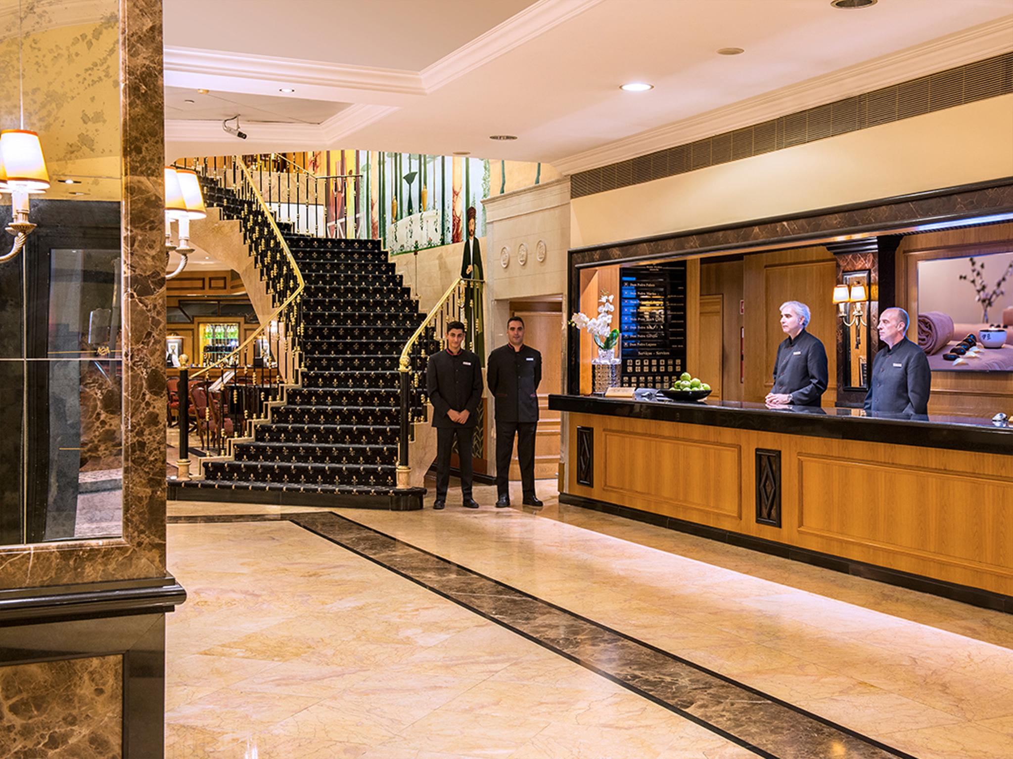 Dom Pedro Lisboa Hotel Bagian luar foto The lobby of the hotel