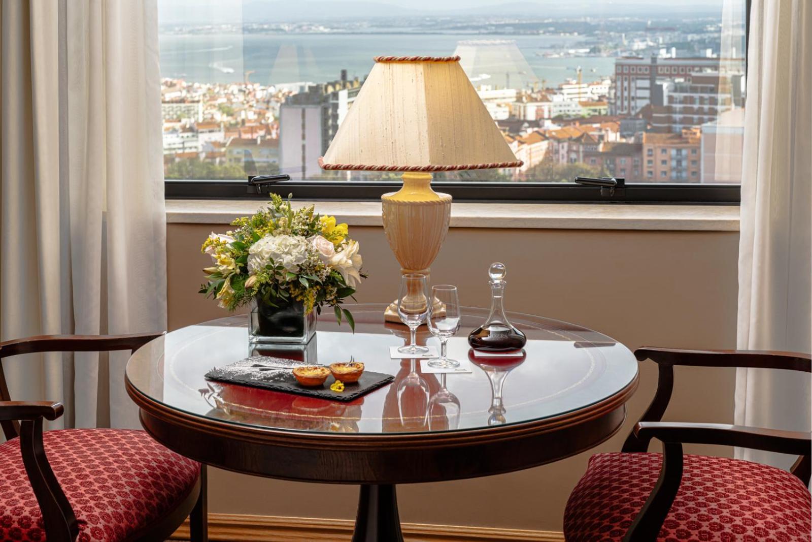 Dom Pedro Lisboa Hotel Bagian luar foto A table with a lampshade