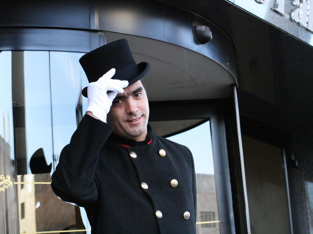 Dom Pedro Lisboa Hotel Bagian luar foto A concierge at the entrance of a hotel